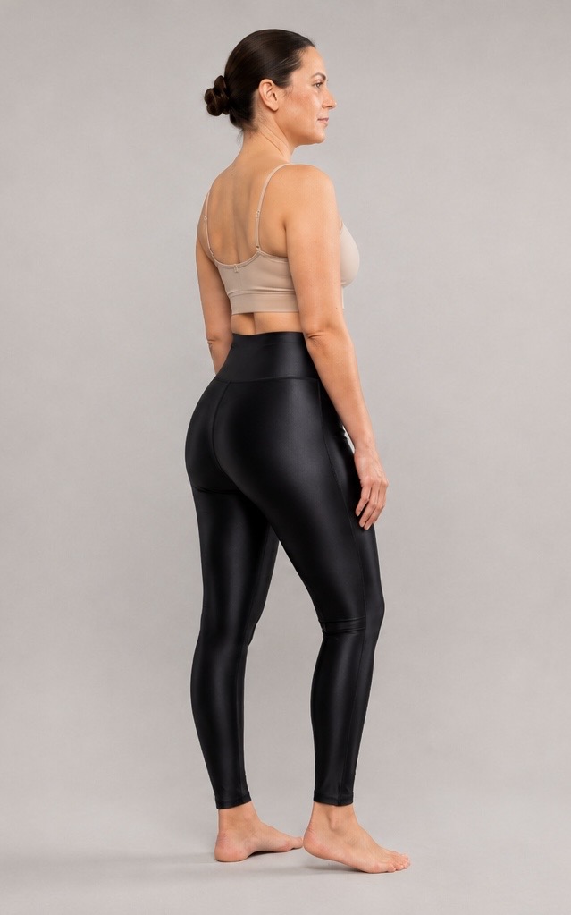 Calza Lipo — vista posterior, misma modelo y pose
